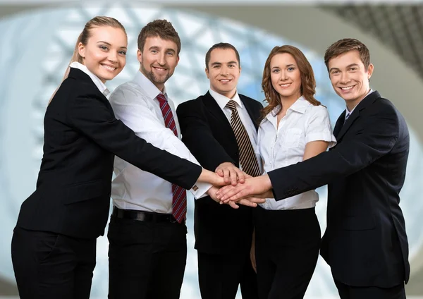 Equipo empresarial tomados de la mano — Foto de Stock