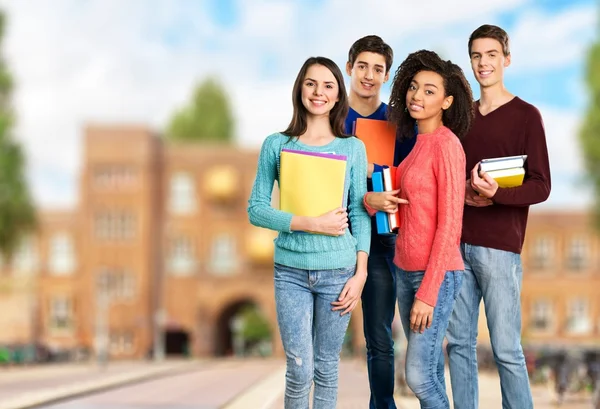 Groupe d'étudiants avec des livres — Photo