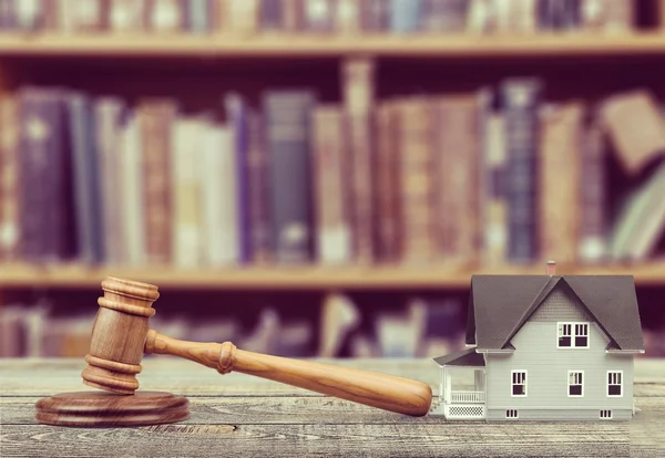 Wooden judge gavel and toy  house — Stock Photo, Image