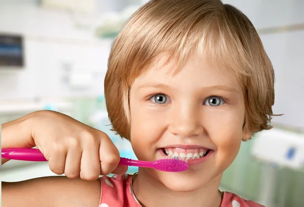 Mała dziewczynka mycie zębów — Zdjęcie stockowe