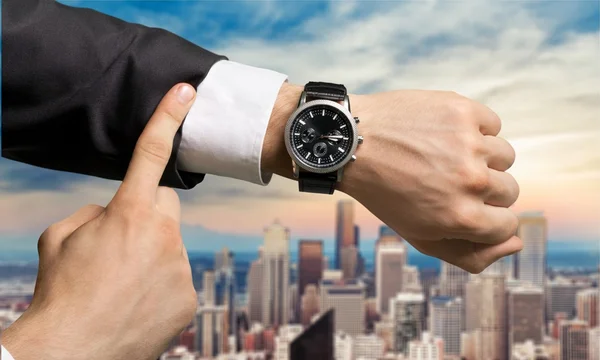 Uomo d'affari che punta a portata di mano orologio — Foto Stock