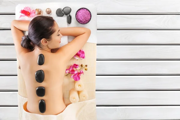 Kobieta otrzymująca masaż gorącymi kamieniami — Zdjęcie stockowe
