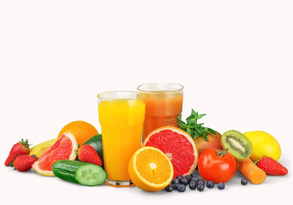Смачні фрукти та сік з вітамінами — стокове фото