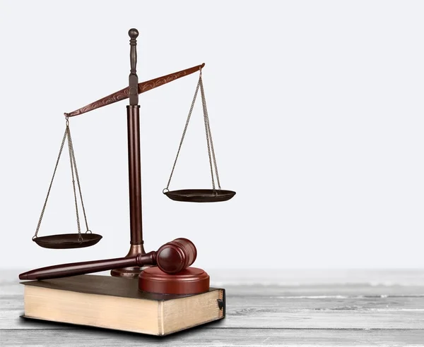 Justice Scales and wooden gavel — Stock Photo, Image