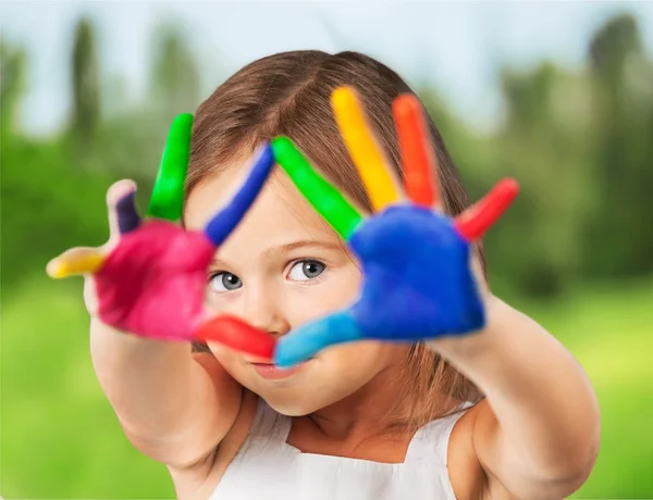 Menina bonito com mãos coloridas — Fotografia de Stock