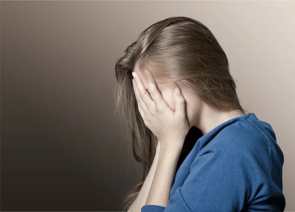 Genç bir kadın ağlıyor — Stok fotoğraf