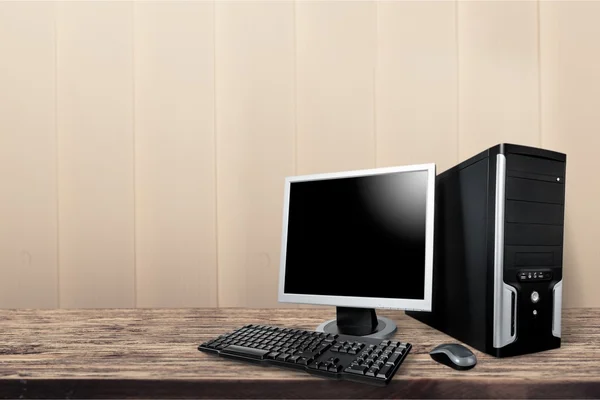 Desktop-Computer und Tastatur — Stockfoto