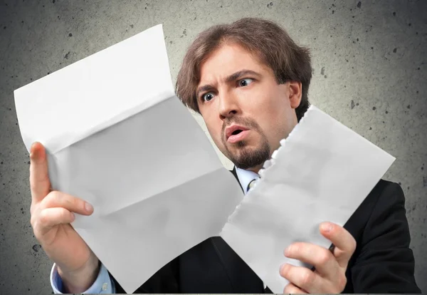 Un om de afaceri stresat cu hârtii — Fotografie, imagine de stoc