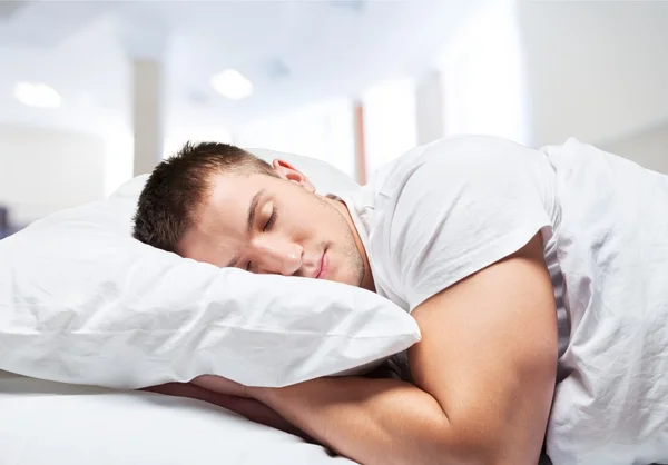 Schlafender Mann im Bett — Stockfoto