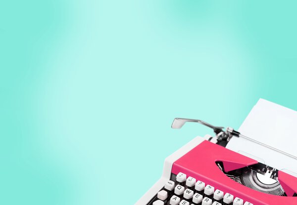 Печатная машинка и бумага
 