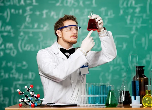 Científico hombre con líquido de color —  Fotos de Stock