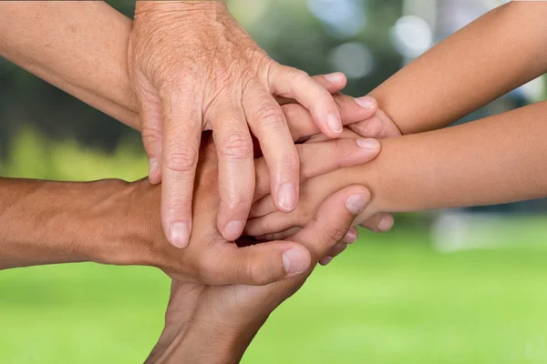 Família segurando as mãos juntas — Fotografia de Stock