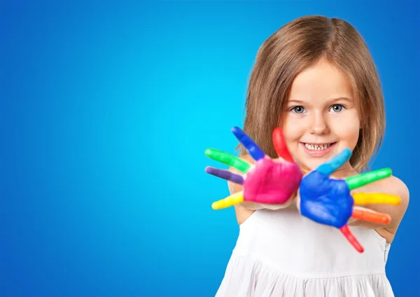 Holčička s barevné malované ruce — Stock fotografie