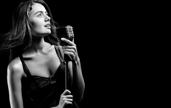 Κομψή γυναίκα τραγουδάει — Φωτογραφία Αρχείου