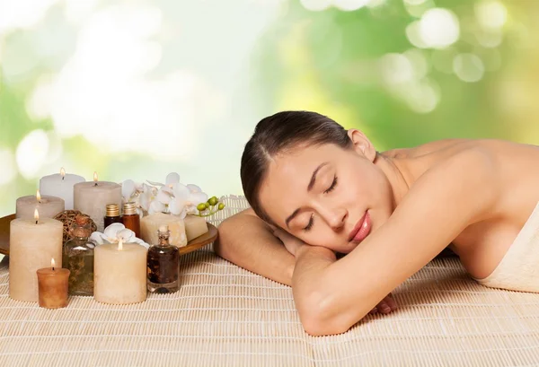 Mulher relaxante no salão de spa — Fotografia de Stock