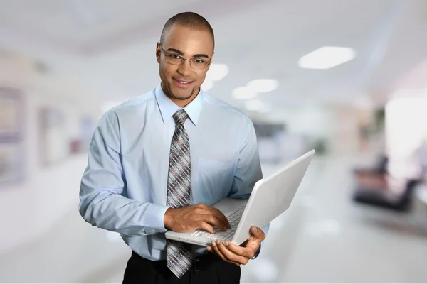 Lächelnder gutaussehender Geschäftsmann — Stockfoto