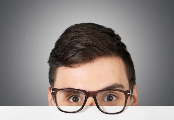 Schöner junger Mann mit Brille — Stockfoto