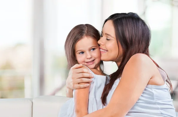 Moeder en dochter knuffelen — Stockfoto