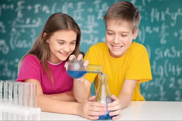 Niños felices estudiando — Foto de Stock