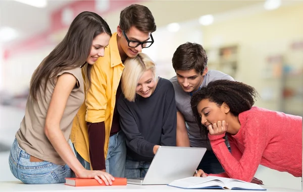 Grupo de estudantes com laptop — Fotografia de Stock