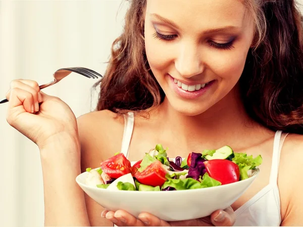 Привлекательная белая женщина с салатом — стоковое фото