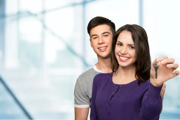 Portrait of smiling young couple — Stock Photo, Image
