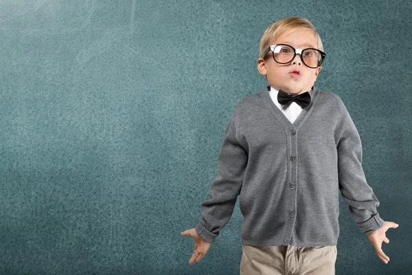 Carino giovane ragazzo con gli occhiali — Foto Stock