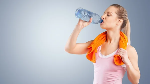 Mujer bebiendo agua después del ejercicio — Foto de Stock