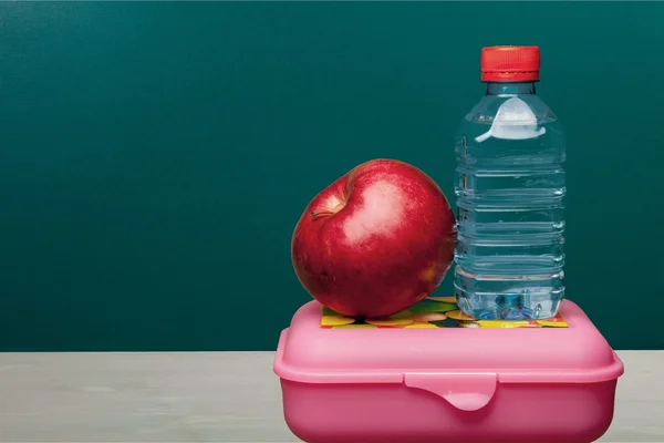 Manzana roja con agua y comida —  Fotos de Stock