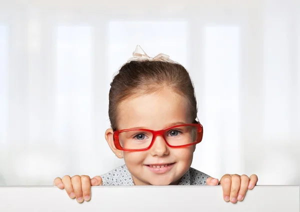 Little smiling girl with white blank — Stock Photo, Image