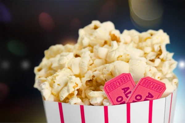 Popcorn-Essen im Karton — Stockfoto