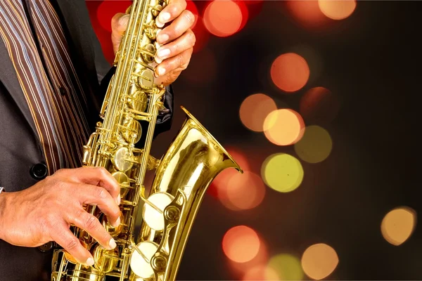 Homem tocando no saxofone — Fotografia de Stock
