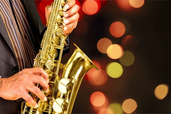 Hombre tocando en saxofón —  Fotos de Stock