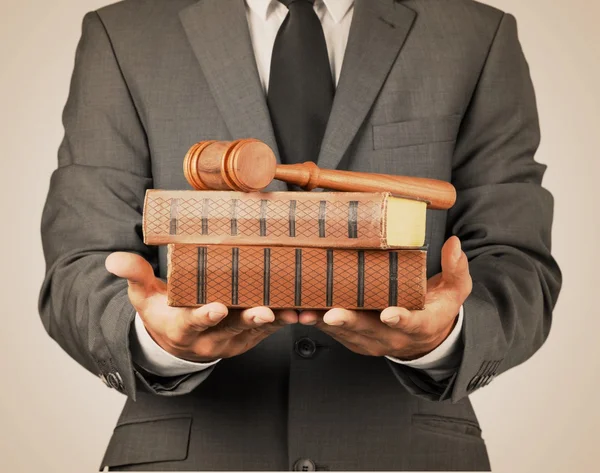 Avvocato con giudice martelletto e libri — Foto Stock