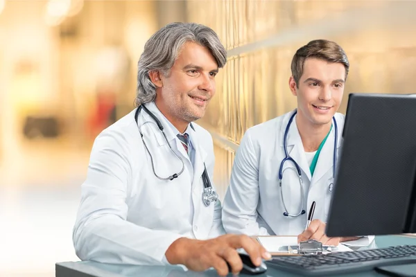 Equipe de médicos falando expertise — Fotografia de Stock