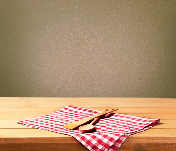 Sirviendo suministros de cocina en tela a cuadros — Foto de Stock