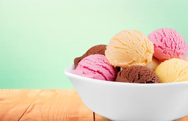 Copas de helado en tazón —  Fotos de Stock