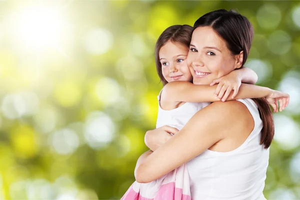 Mãe e filha abraçando — Fotografia de Stock