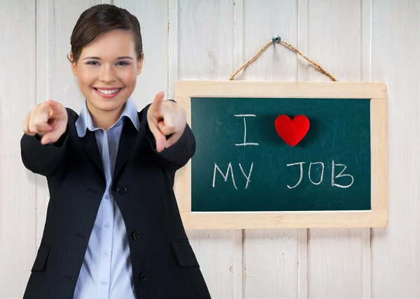 Geschäftsfrau zeigt mit Fingern auf Schild — Stockfoto