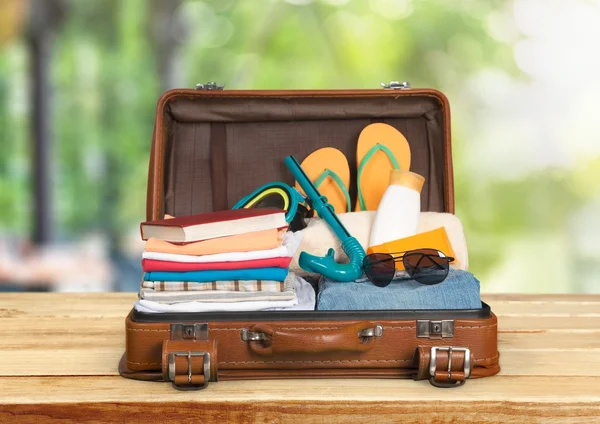 Ρετρό βαλίτσα με αντικείμενα ταξιδιού — Φωτογραφία Αρχείου