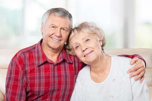 Couple âgé souriant dans le parc — Photo