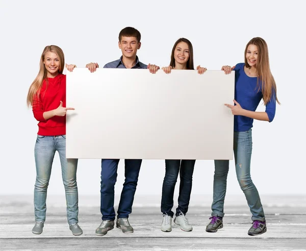 Estudantes com sinal em branco — Fotografia de Stock