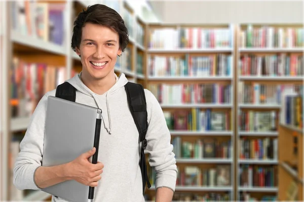 Étudiant masculin avec ordinateur portable — Photo