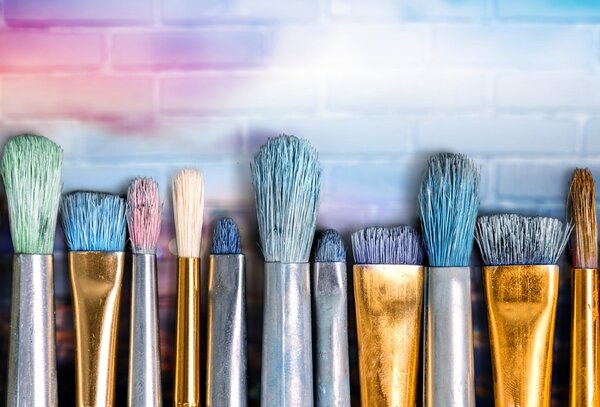 Ряд кистей художника
