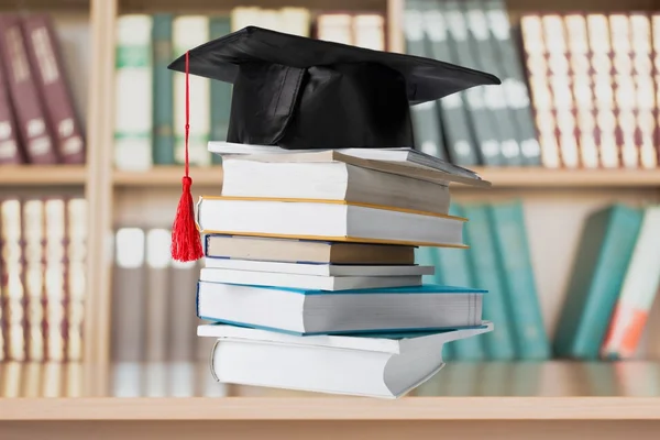 Mártaro de graduação em pilha de livros — Fotografia de Stock