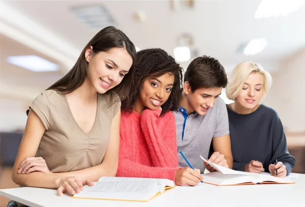 Jovens estudantes estudando disciplina — Fotografia de Stock