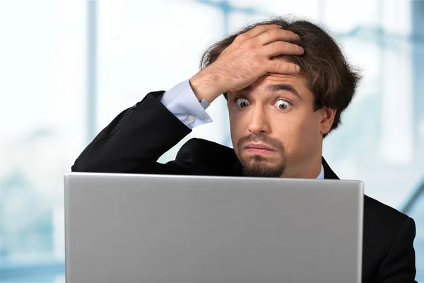 Portret van boos zakenman met laptop — Stockfoto