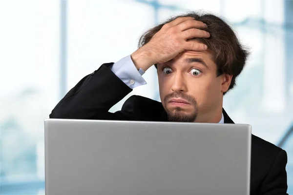 Retrato de empresario molesto con portátil —  Fotos de Stock