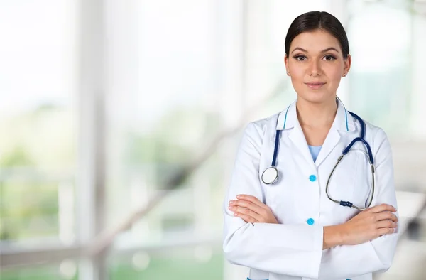 Jovem médica atraente — Fotografia de Stock