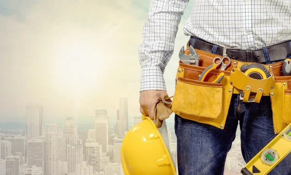 Trabajador con cinturón de herramientas — Foto de Stock